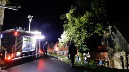 Veter podiral drevesa in odkrival strehe 1